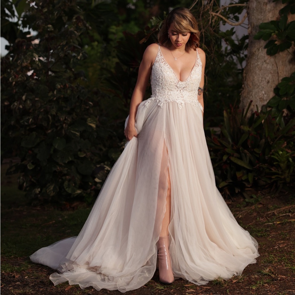 Rosa Clará WeddingDress
Color:Natural
Veil:Cathedral veil included
Color:Natural